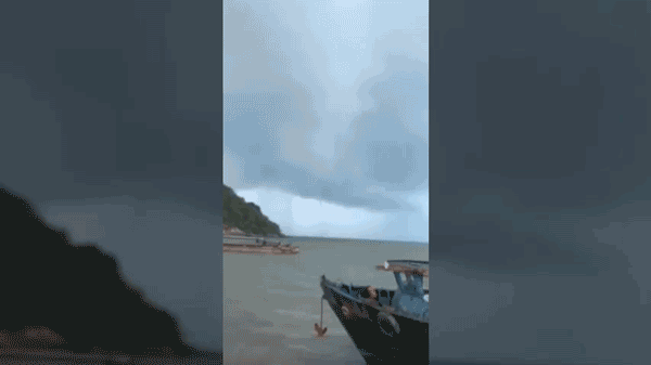 Khoảnh khắc vòi rồng xuất hiện trên biển gần đảo Hòn Khoai, tỉnh Cà Mau