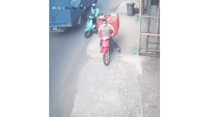 Clip: Shipper bị trộm xe trong khi giao hàng