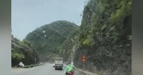 Thót tim cảnh đá từ trên núi rơi trúng xe máy trên đèo Thung Khe