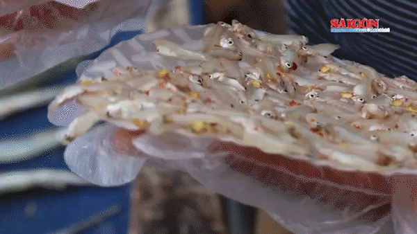Nghề làm bánh tráng cá cơm của ngư dân làng chài trên núi