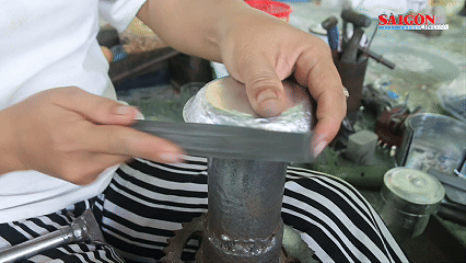 Gia đình 3 đời làm nghề chạm bạc truyền thống ở Khánh Hòa