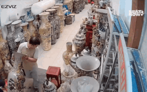 Làm vỡ chiếc bình đắt tiền, phản ứng của 2 người đàn ông gây chú ý