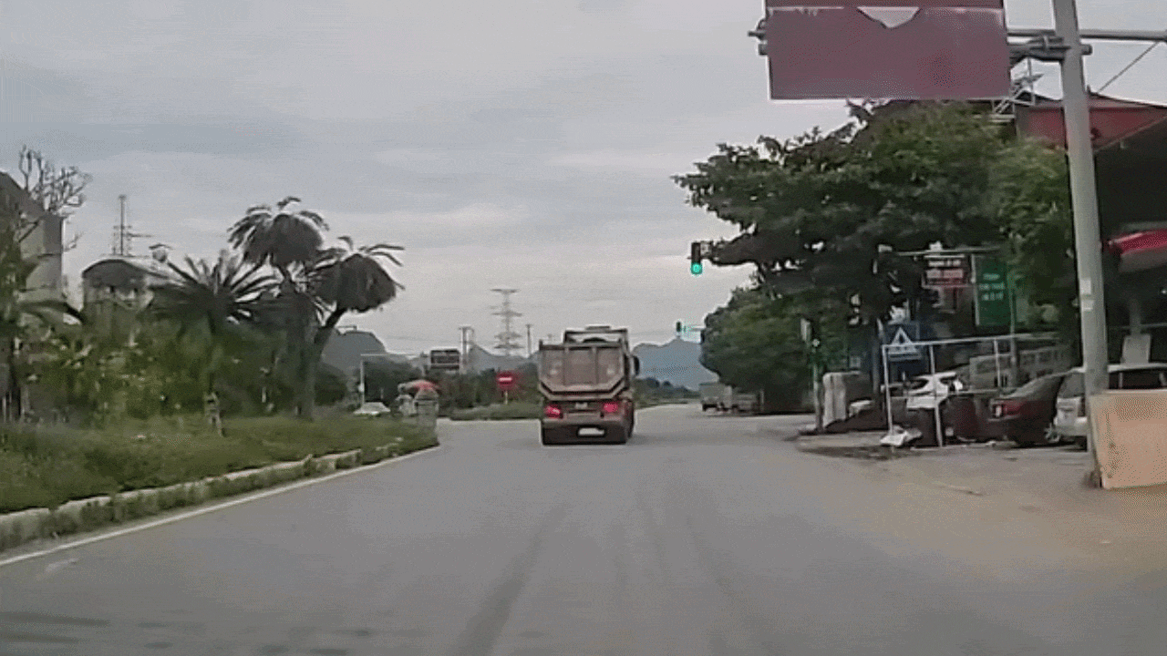 Clip: Ô tô tải phanh 'cháy lốp' để tránh xe máy đi ẩu