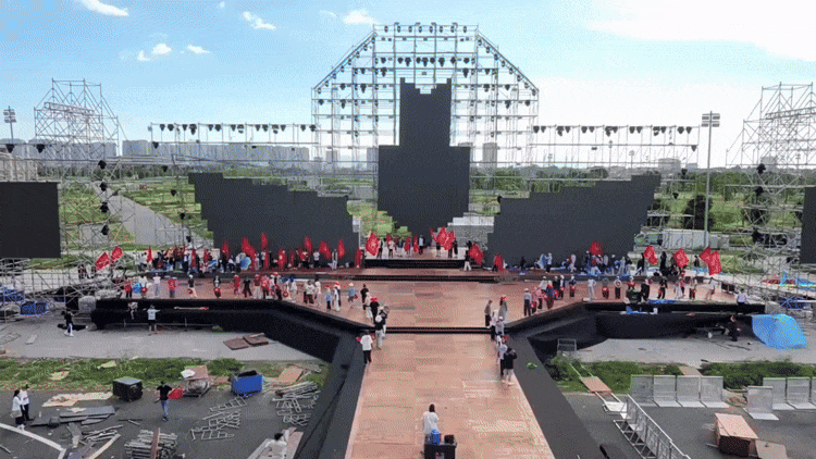 Dàn vũ công tập luyện từ sáng đến đêm cho concert Thanh Xuân