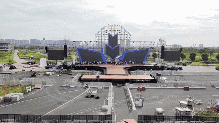 Nữ sinh sáng biểu diễn ở Đại hội Đoàn toàn quốc, chiều tập luyện concert Thanh xuân
