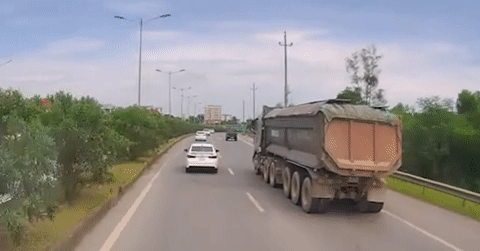 Ô tô phanh gấp giữa làn tốc độ cao để kịp rẽ lối ra trên cao tốc