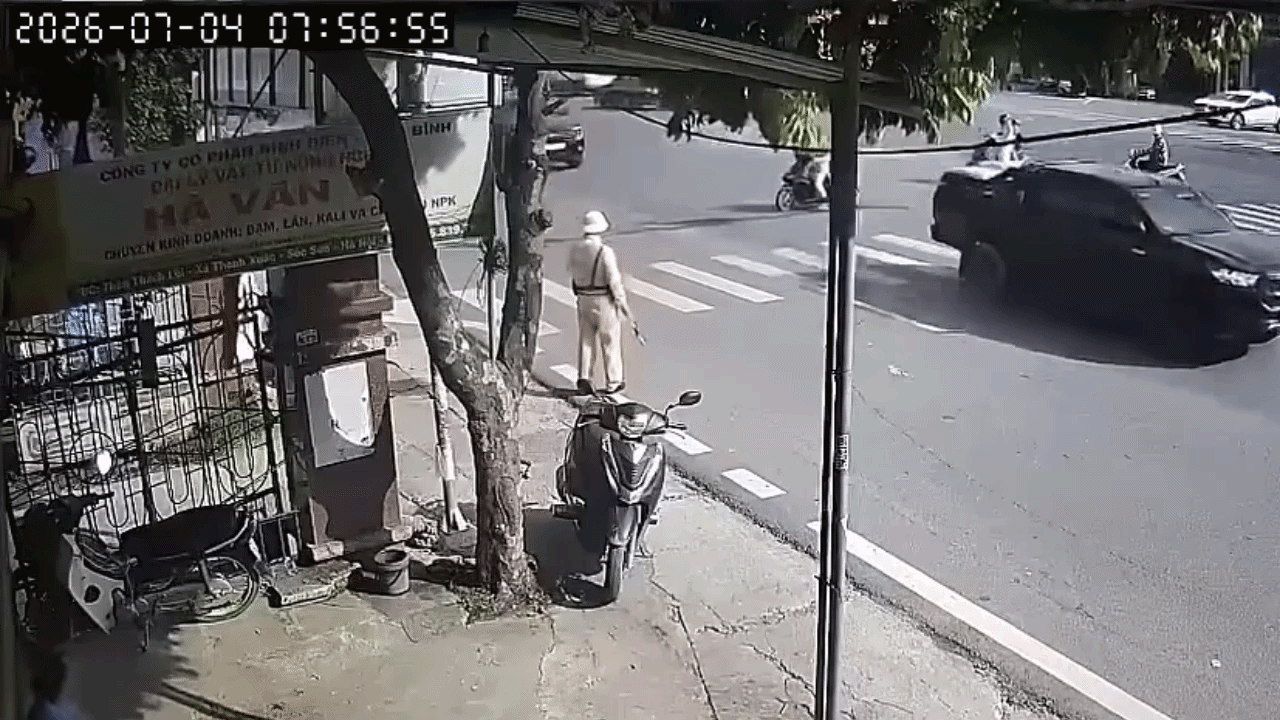 Clip: Hai xe máy lao vào nhau ở ngã tư
