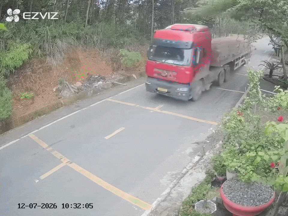 Clip: Khoảnh khắc xe đầu kéo nghi mất phanh lao vào nhà dân
