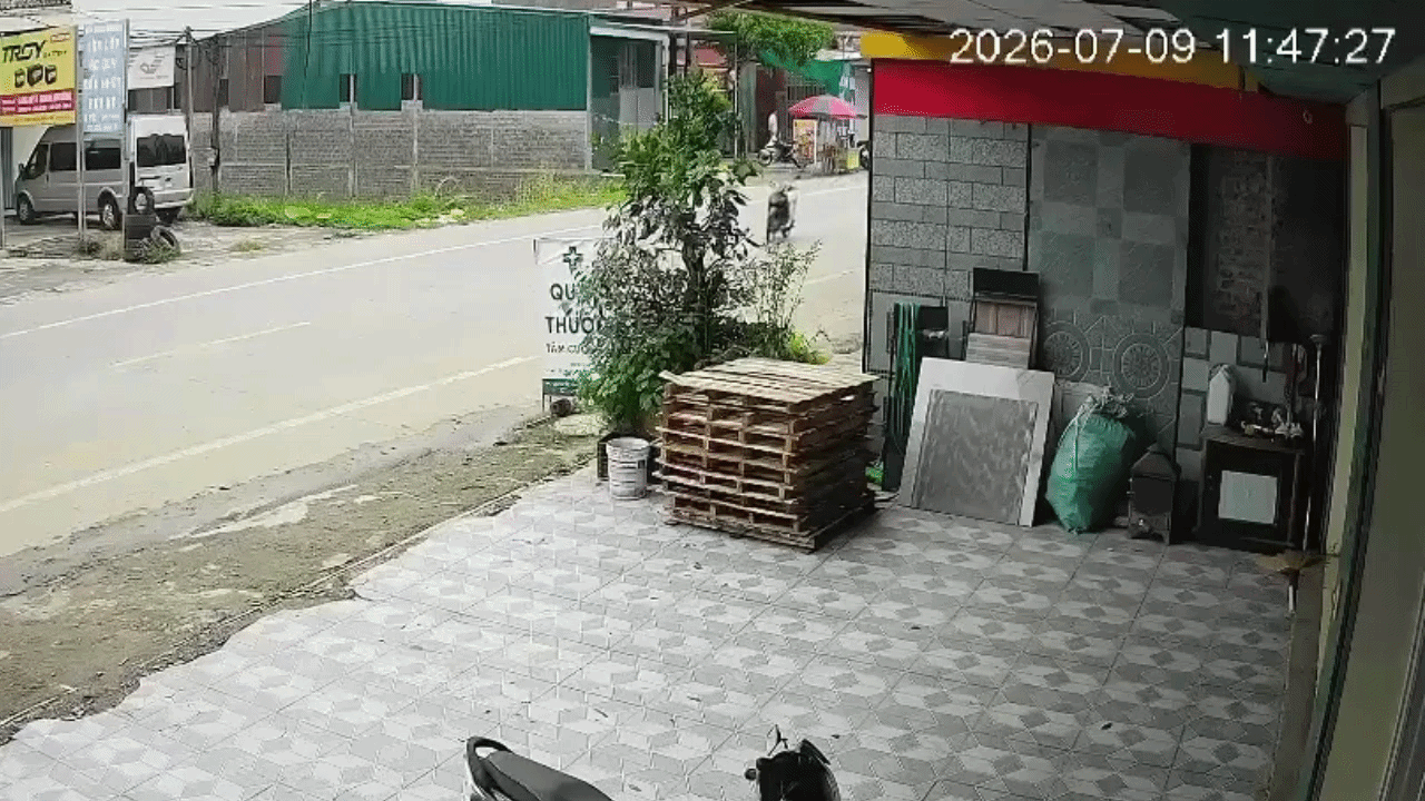 Clip: Xe máy 'không người lái' phi vào nhà dân, đâm đổ biển quảng cáo