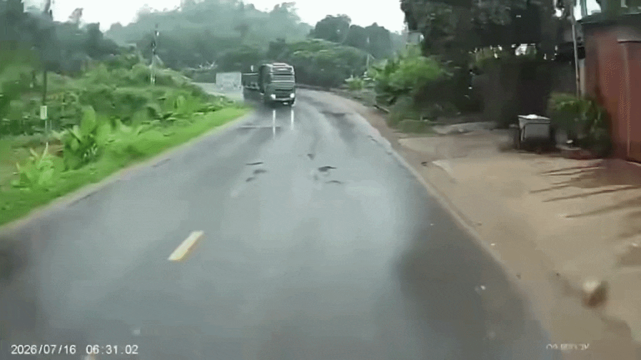 Clip: Ôm cua lấn làn, ô tô tải văng đuôi vào xe khách