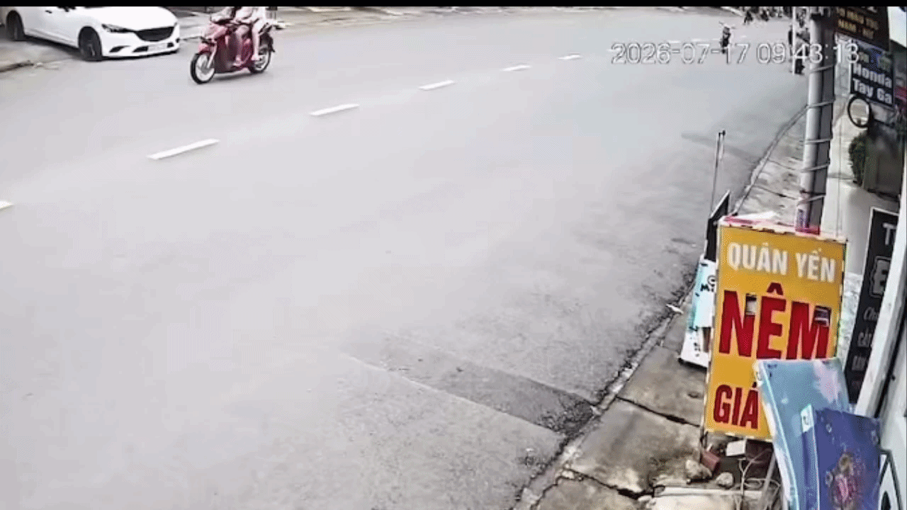 Clip: Xe máy 'không người lái' lao thẳng vào nhà dân
