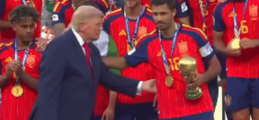Ông Trump phớt lờ chủ tịch FIFA, bị mời ra khỏi bục nâng cúp của tuyển Tây Ban Nha