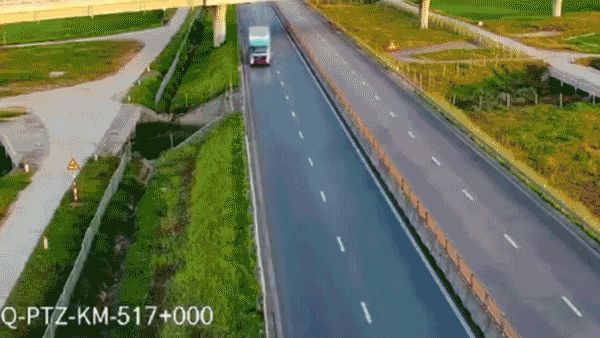 Mất lái, xe tải lật nghiêng khi đâm gãy hộ lan trên cao tốc Hàm Nghi - Vũng Áng