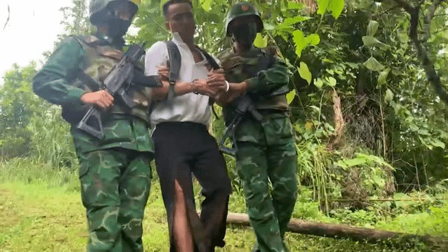 Video bắt nhóm đối tượng mang balo ma túy qua biên giới