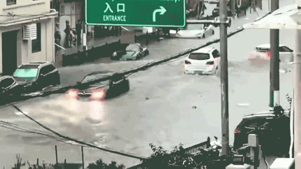 Mưa lớn kỷ lục gây ngập lụt nghiêm trọng ở Thượng Hải