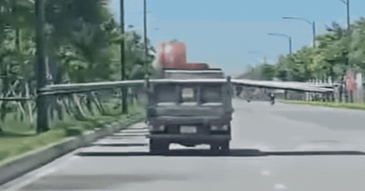 Xác minh xe tải chở hàng quá khổ kiểu 'dang cánh' giữa đường
