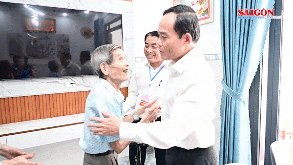 Bí thư Thành ủy TPHCM Trần Lưu Quang thăm gia đình chính sách tại Côn Đảo