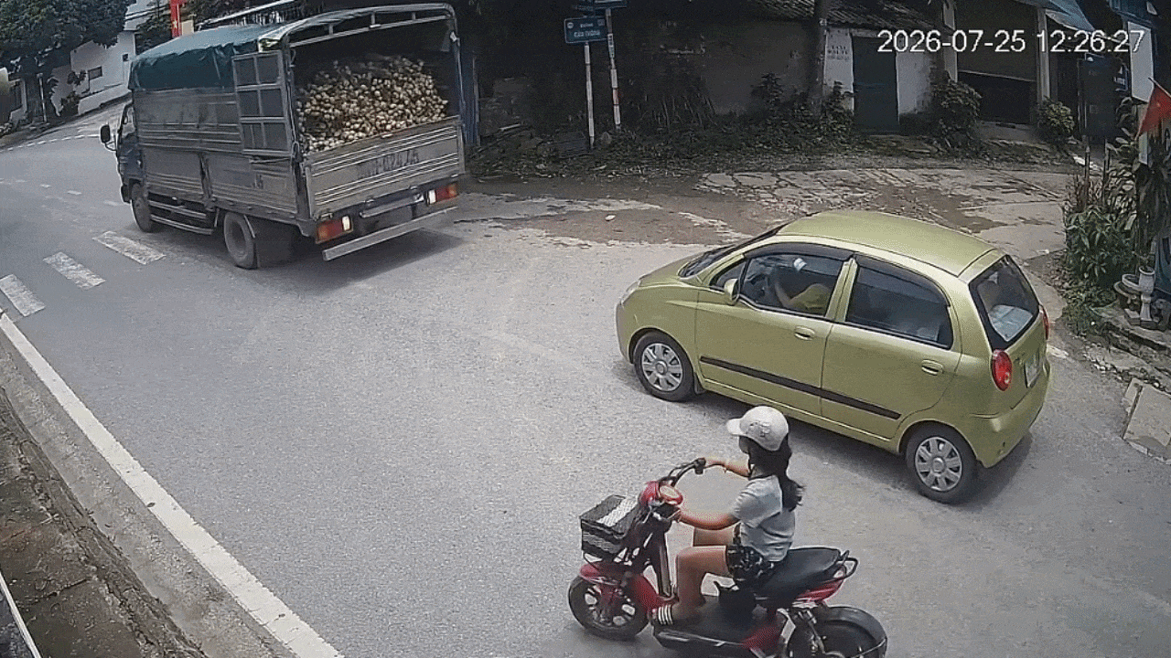 Clip: Xe tải lùi không quan sát, chèn đầu ô tô con