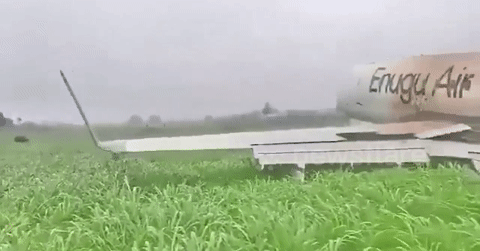 Máy bay trượt khỏi đường băng, hành khách ôm hành lý rời máy bay giữa cánh đồng