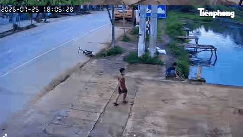 Khoảnh khắc bé trai 11 tuổi nhanh trí cứu em thoát nạn