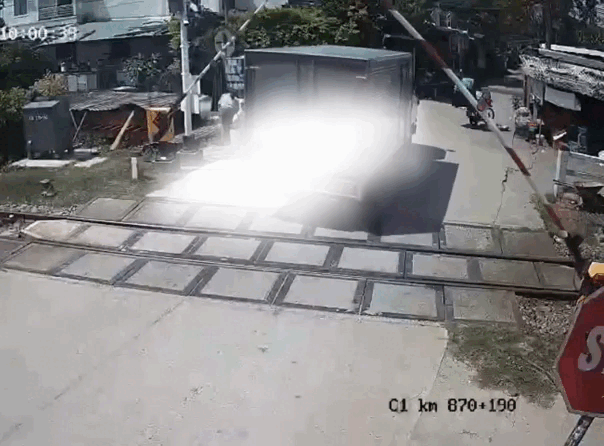 Xe tải liều lĩnh vượt rào chắn đường tàu đang hạ, bị xử phạt 18 triệu đồng