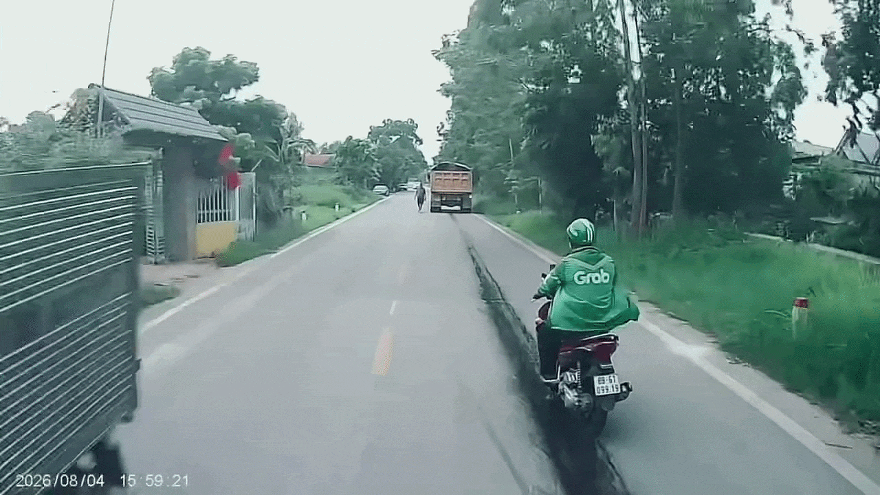 Clip: Xe máy trượt ngã vì vệt dầu chảy của xe ben