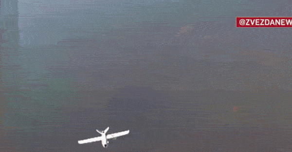 Khoảnh khắc 2 UAV của Ukraine nổ tung khi truy đuổi UAV trinh sát Nga