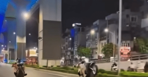 Danh tính nhóm thanh niên trong clip 'bốc đầu' xe điện trên đường ở Hà Nội