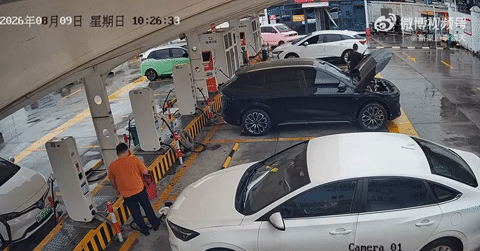 SUV điện Trung Quốc bất ngờ bốc cháy cạnh trạm sạc