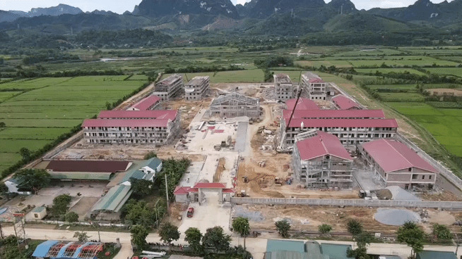 Gần 500 người chạy đua tiến độ xây trường vùng biên
