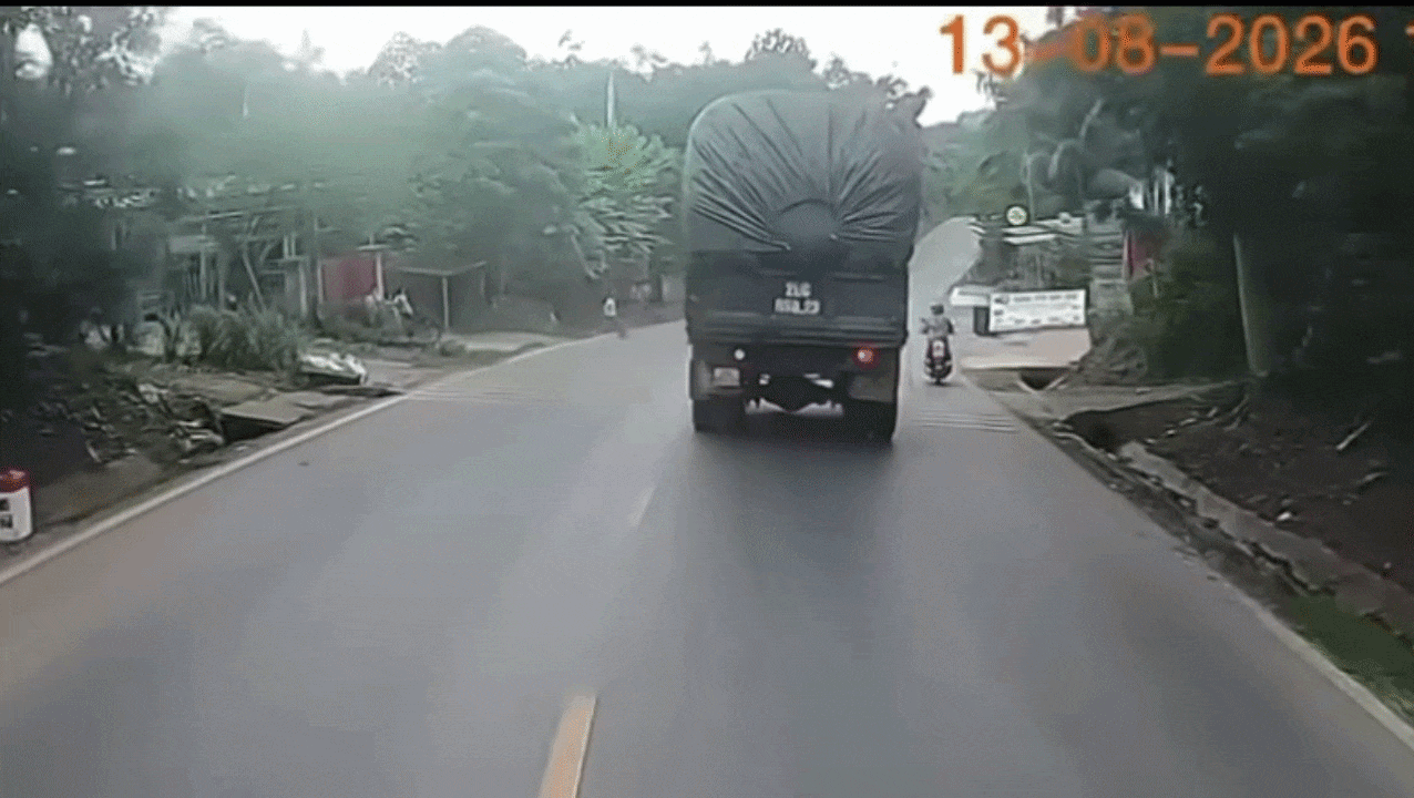 Clip: Em bé lao qua đường suýt va vào bánh xe tải