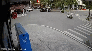 [VIDEO] Nam shipper bị hất văng sau cú va chạm với taxi ở Hà Tĩnh