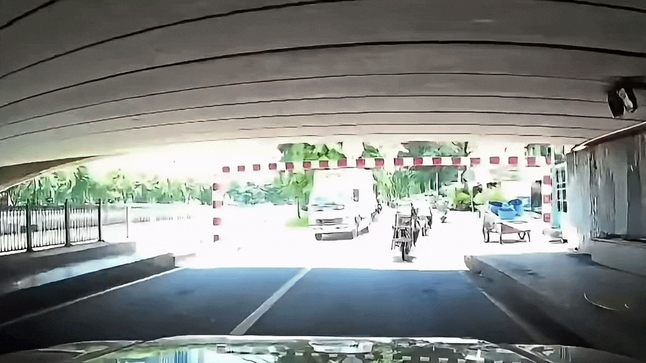 Clip: Xe tải tông đổ thanh giới hạn chiều cao ở gầm cầu
