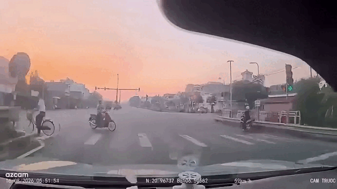 [VIDEO] Xe máy bất ngờ lao ra từ góc khuất, xe hơi đánh lái dẫn đến tai nạn