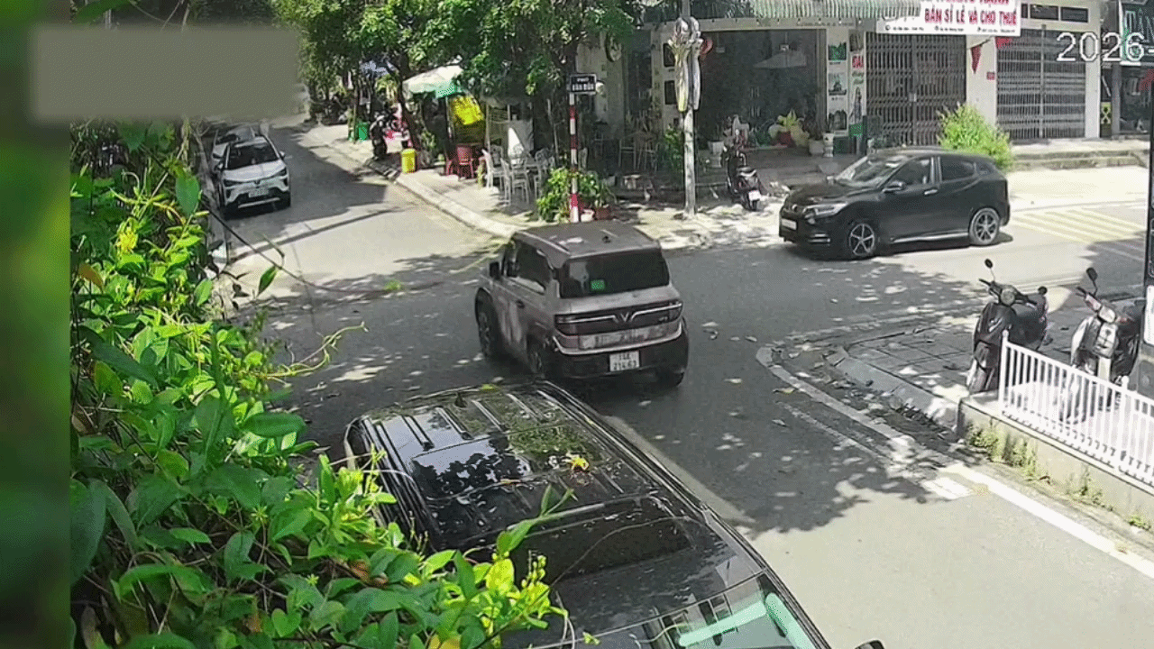Clip: Bị SUV tông đuôi, xe điện leo lên vỉa hè