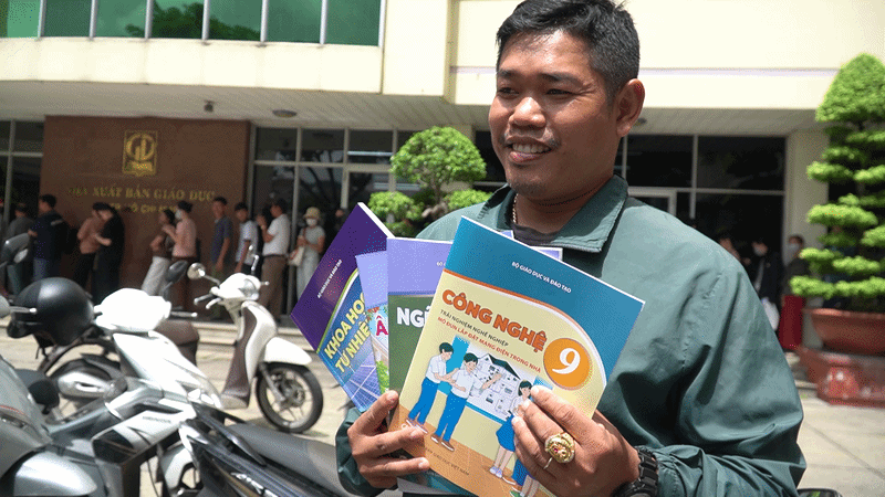 [VIDEO]: Phụ huynh TPHCM thở phào dù có phải xếp hàng mua sách như thời bao cấp