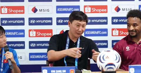 Xuân Son nhận nhiệm vụ đặc biệt từ HLV Kim Sang-sik trước chung kết
