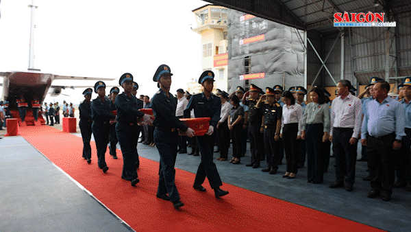 Trang nghiêm đón 7.104 mẫu sinh phẩm hài cốt liệt sĩ tại sân bay Gia Lâm