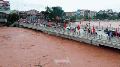 Nước sông Kỳ Cùng ở Lạng Sơn ngấp nghé mặt cầu, nhiều khu vực càng ngập sâu