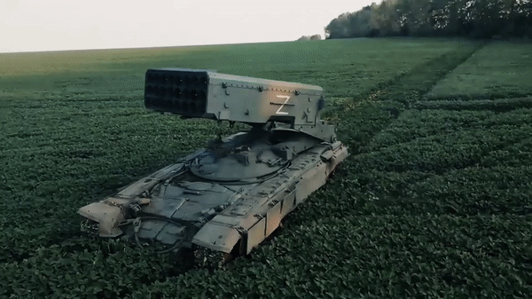 TOS-1: Vì sao Liên Xô đặt giàn phóng nhiệt áp lên khung xe tăng?