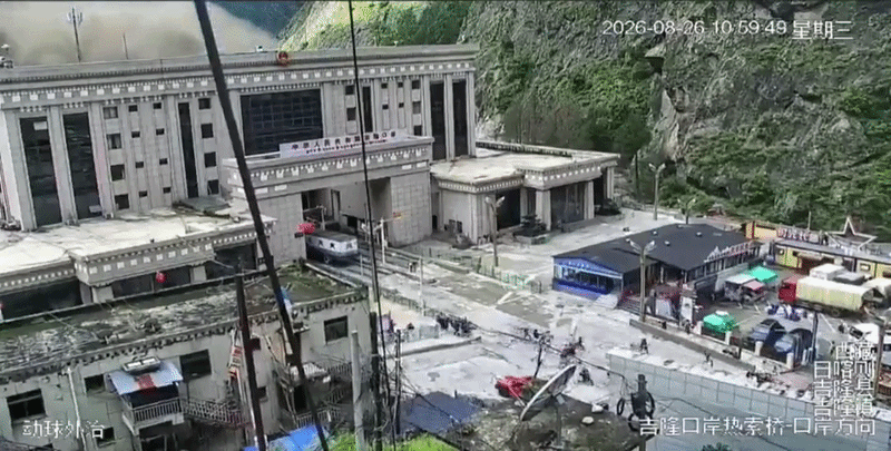 Khoảnh khắc lũ quét như sóng thần tràn qua cửa khẩu Trung Quốc - Nepal