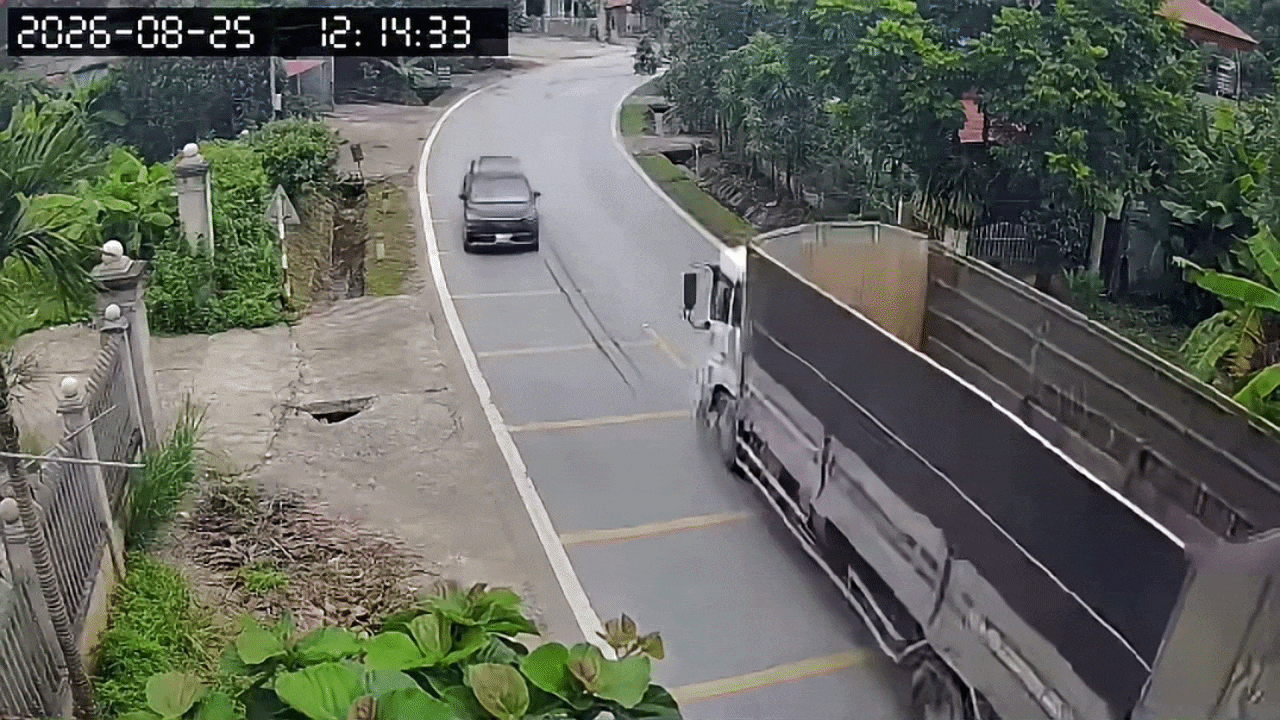 Clip: Xe đầu kéo chạy lấn làn, tông nát đầu SUV