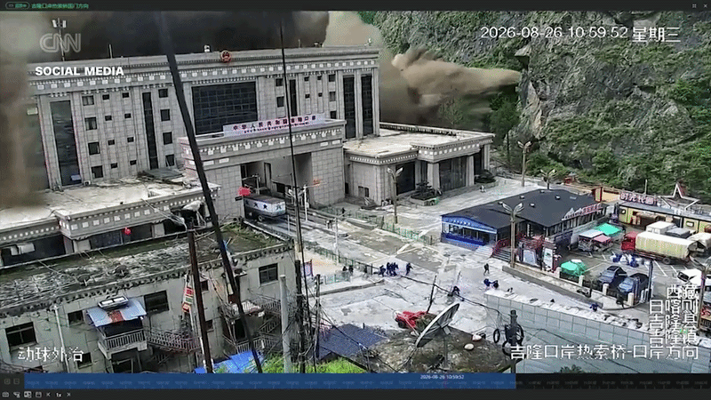 Phút kinh hoàng của phi công Nepal trước sóng lũ cao tới 6 m