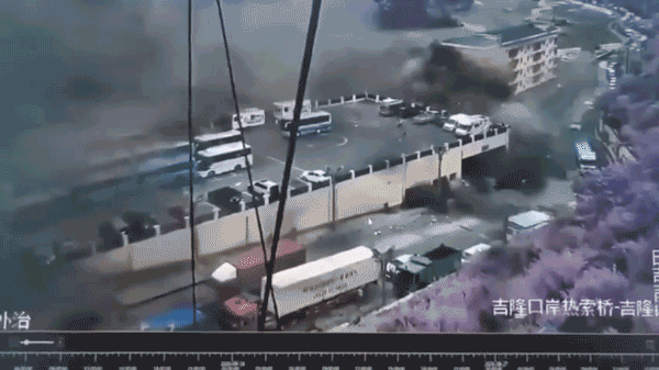 Lũ quét kinh hoàng ập đến với tốc độ cực nhanh như sóng thần phá hủy nhiều ngôi làng