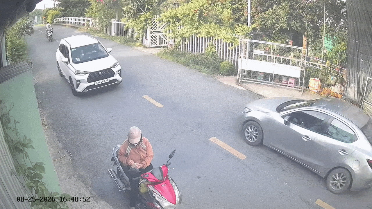 Clip: Đi lấn làn, tài xế xe máy ngã lăn ra đường