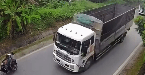 Xe tải vượt ẩu tại khúc cua khuất tầm nhìn, tông ô tô con ngược chiều
