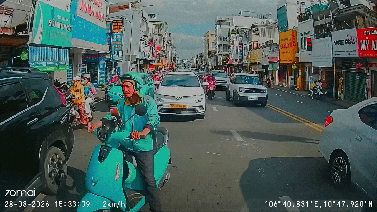 Clip: Taxi húc văng xe máy tài xế công nghệ