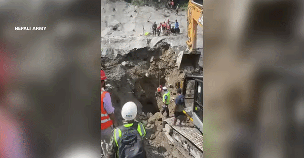 Giải cứu hàng trăm người mắc kẹt dưới lòng đất Nepal