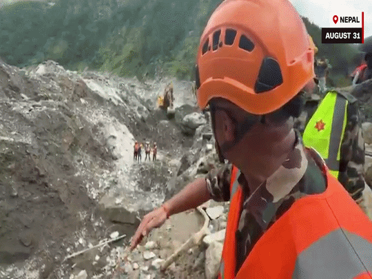Nepal tìm loạt két sắt chứa tiền, vàng của 20 ngân hàng bị lũ cuốn