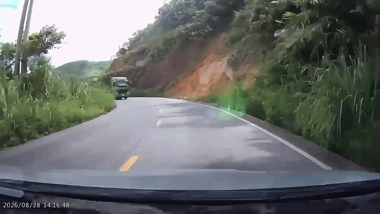 Clip: Xe máy vượt ẩu, lạng lách ở khúc cua gây họa cho ô tô